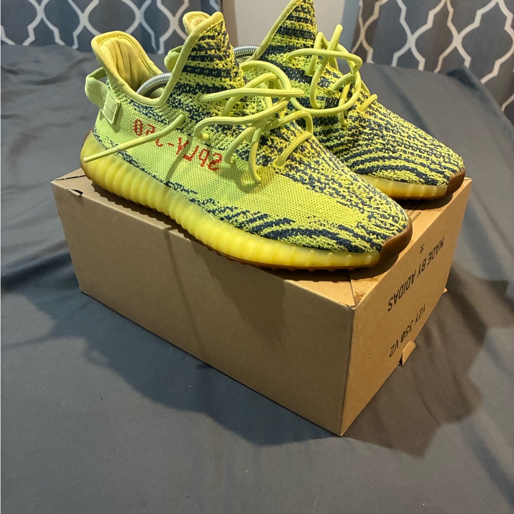 Adidas Yeezy 350 v2 - Picture 3 of 6